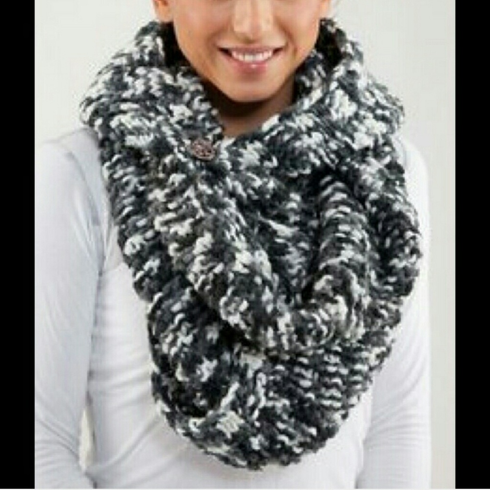 Lululemon Hickey Hider Scarf